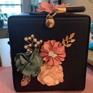 Embroidery square purse